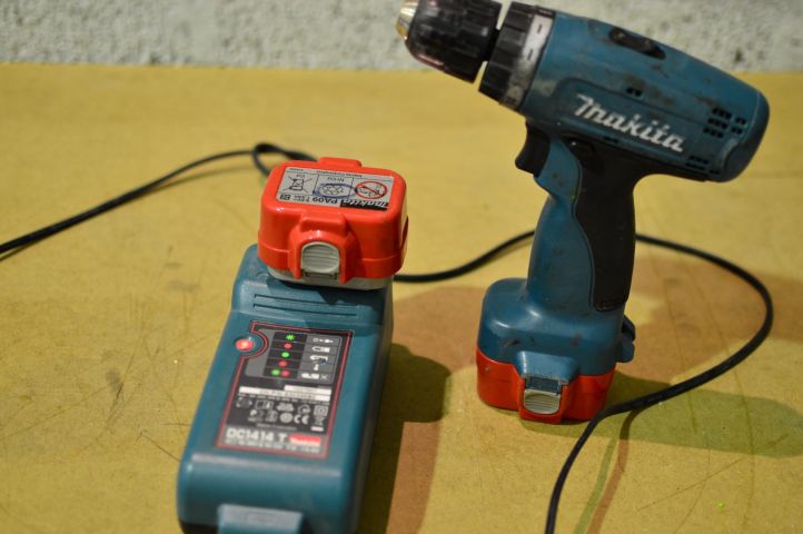 501343-2 Makita 6260D cordless drill(2 batteries and a charger)
