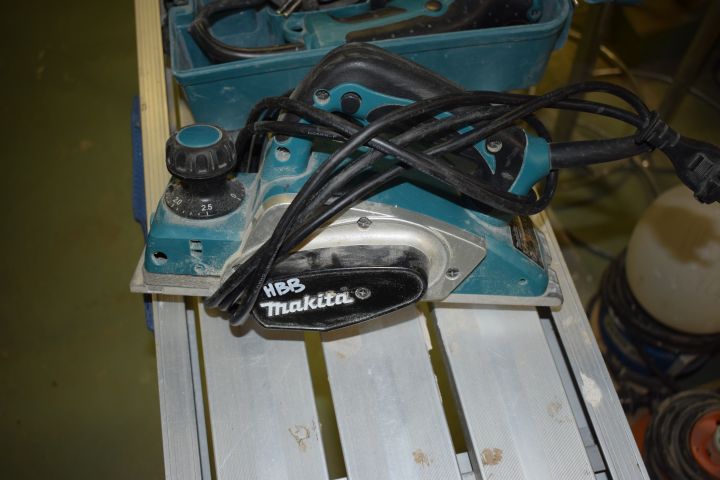 501920-3 Makita Circular Saw HS 6601 and Shelf KP 0800