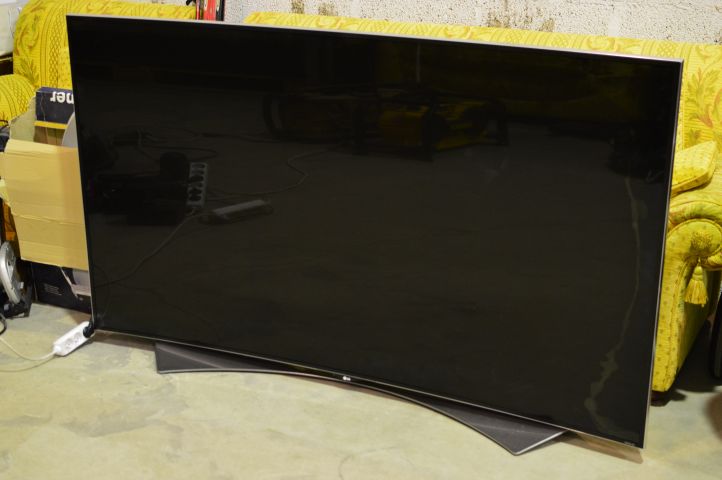 507555-2 LG 79"- 79UG880V - with screen damage