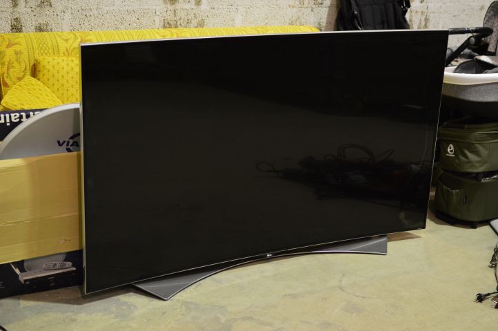 507555-1 LG 79"- 79UG880V - with screen damage