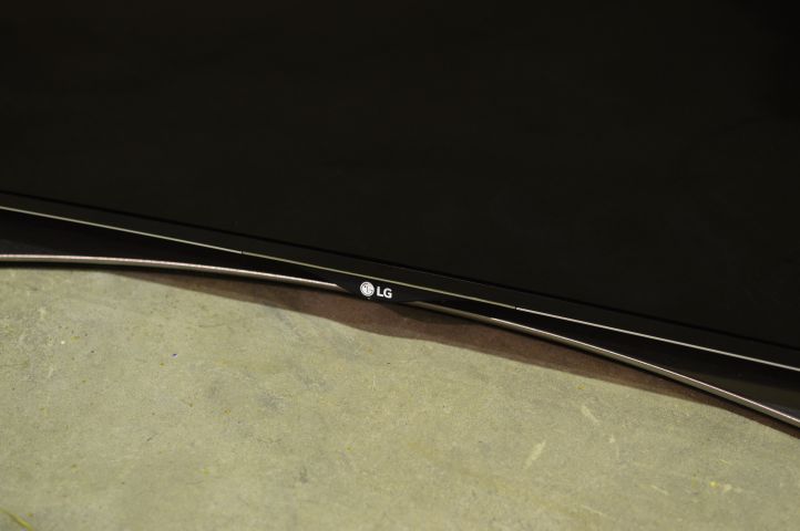 507555-4 LG 79"- 79UG880V - with screen damage