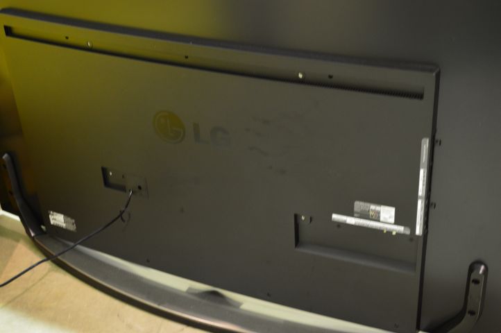 507555-5 LG 79"- 79UG880V - with screen damage