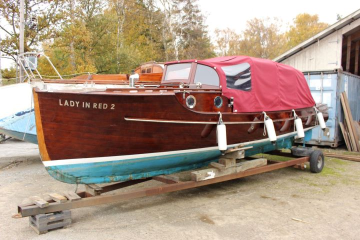 508316-25 Trämotorbåt, "Lady in red 2", ca 8 m
