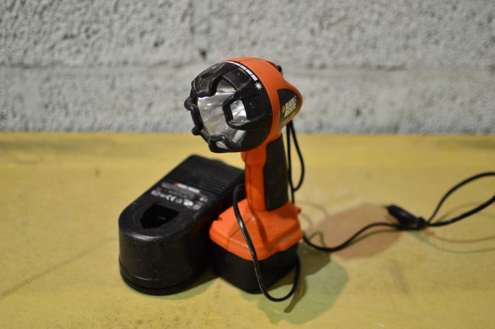 508762-2 Black&Decker battery powered flashlight FSL12