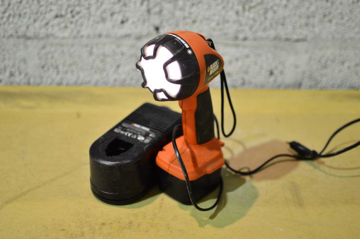 508762-1 Black&Decker battery powered flashlight FSL12