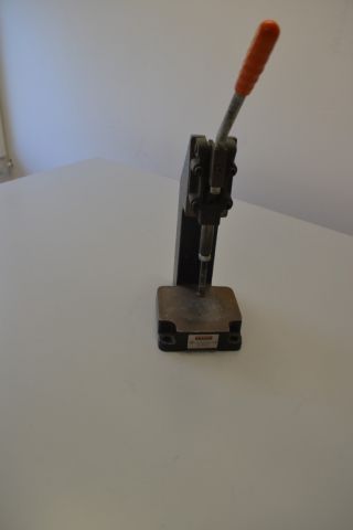 509536-2 Stifle Press