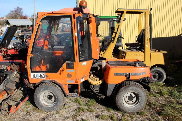 510396-3 Redskapsbärare Holder 202 med klippdäck, sopvals, sandspridare, uppsamlingsvagn