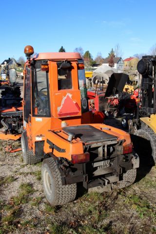 510396-4 Redskapsbärare Holder 202 med klippdäck, sopvals, sandspridare, uppsamlingsvagn