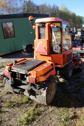 510396-5 Redskapsbärare Holder 202 med klippdäck, sopvals, sandspridare, uppsamlingsvagn