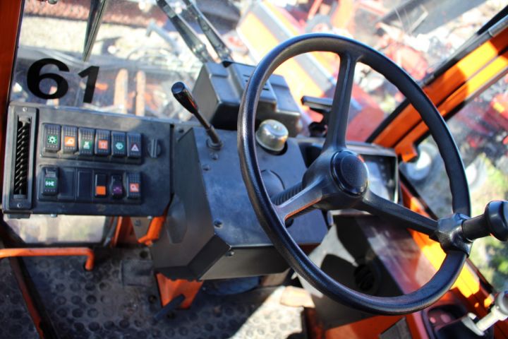 510396-8 Redskapsbärare Holder 202 med klippdäck, sopvals, sandspridare, uppsamlingsvagn