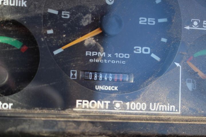 510396-10 Redskapsbärare Holder 202 med klippdäck, sopvals, sandspridare, uppsamlingsvagn