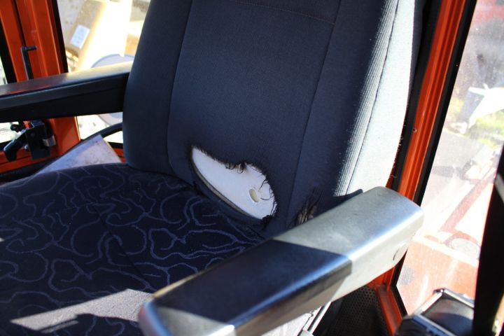 510396-11 Redskapsbärare Holder 202 med klippdäck, sopvals, sandspridare, uppsamlingsvagn