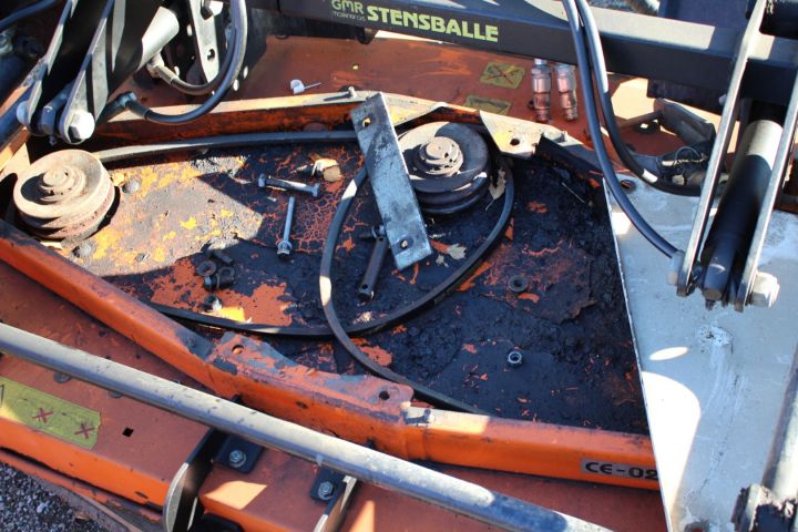 510396-13 Redskapsbärare Holder 202 med klippdäck, sopvals, sandspridare, uppsamlingsvagn