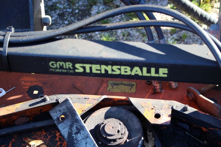 510396-14 Redskapsbärare Holder 202 med klippdäck, sopvals, sandspridare, uppsamlingsvagn