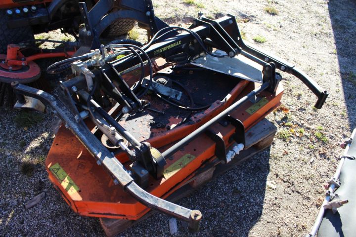 510396-15 Redskapsbärare Holder 202 med klippdäck, sopvals, sandspridare, uppsamlingsvagn