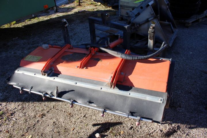 510396-16 Redskapsbärare Holder 202 med klippdäck, sopvals, sandspridare, uppsamlingsvagn