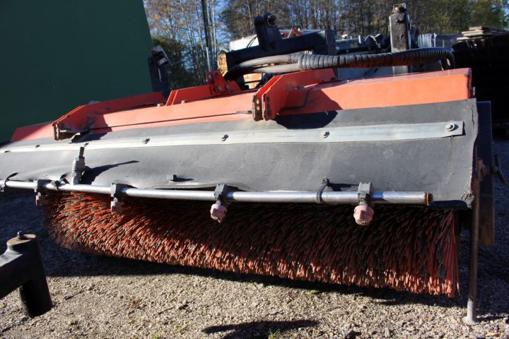 510396-17 Redskapsbärare Holder 202 med klippdäck, sopvals, sandspridare, uppsamlingsvagn