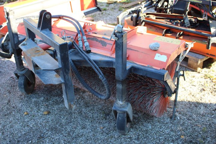 510396-18 Redskapsbärare Holder 202 med klippdäck, sopvals, sandspridare, uppsamlingsvagn