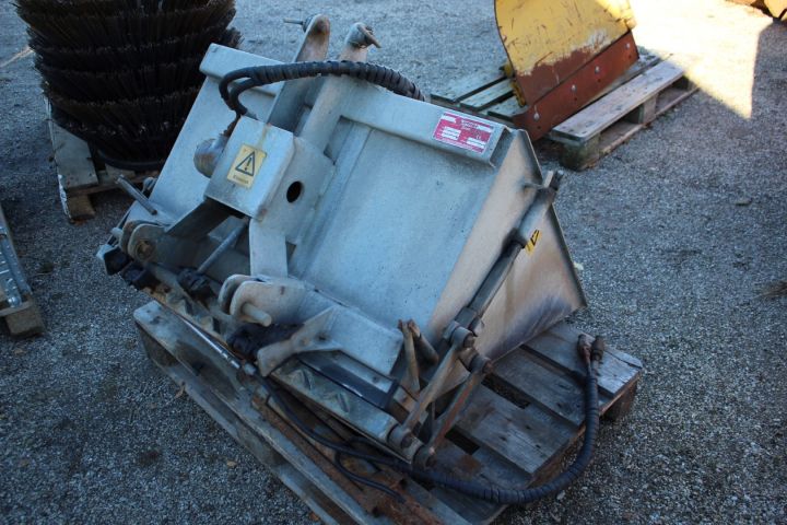 510396-19 Redskapsbärare Holder 202 med klippdäck, sopvals, sandspridare, uppsamlingsvagn