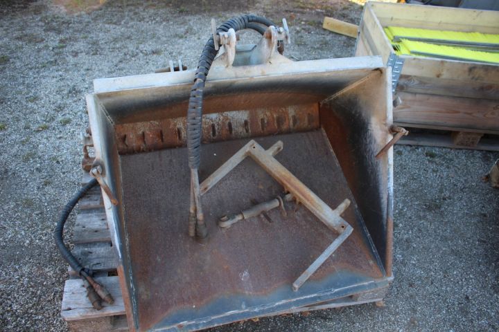 510396-20 Redskapsbärare Holder 202 med klippdäck, sopvals, sandspridare, uppsamlingsvagn