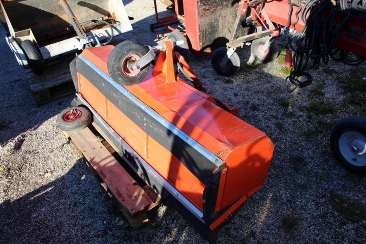 510396-22 Redskapsbärare Holder 202 med klippdäck, sopvals, sandspridare, uppsamlingsvagn