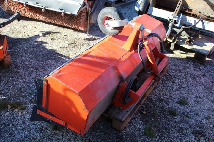 510396-23 Redskapsbärare Holder 202 med klippdäck, sopvals, sandspridare, uppsamlingsvagn