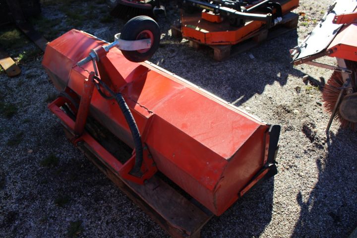 510396-24 Redskapsbärare Holder 202 med klippdäck, sopvals, sandspridare, uppsamlingsvagn