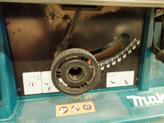 506702-6 MAKITA 2704 Table saw and table