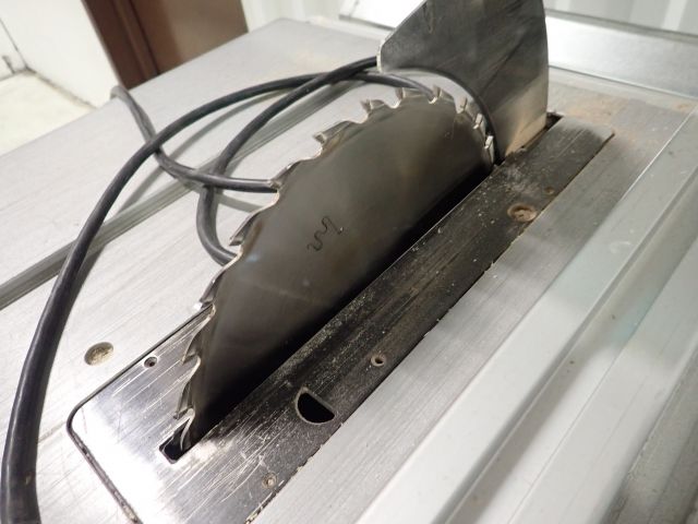 506702-10 MAKITA 2704 Table saw and table