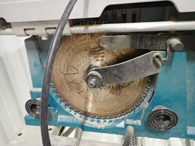 506702-18 MAKITA 2704 Table saw and table