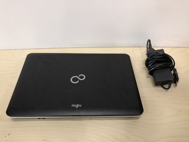 522142-2 Laptop - Fujitsu Lifebook A512