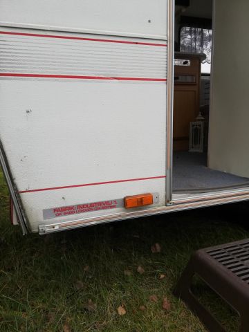 522369-10 Caravan RC CARAVANS 320 1989