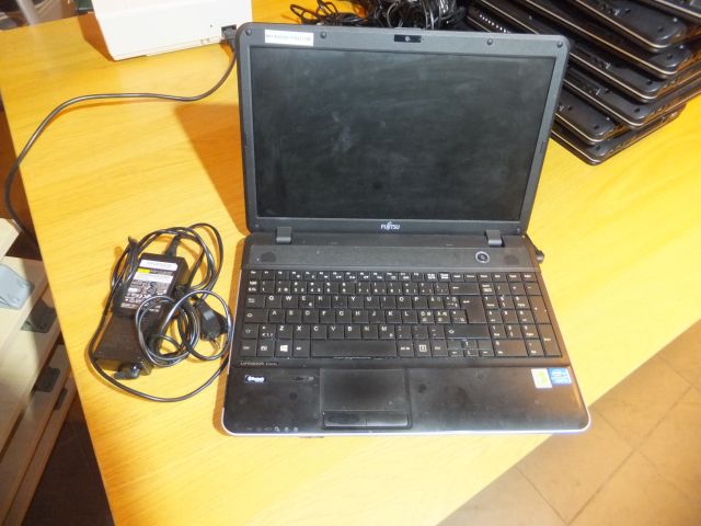 524639-2 Fujitsu Lifebook A Series A512