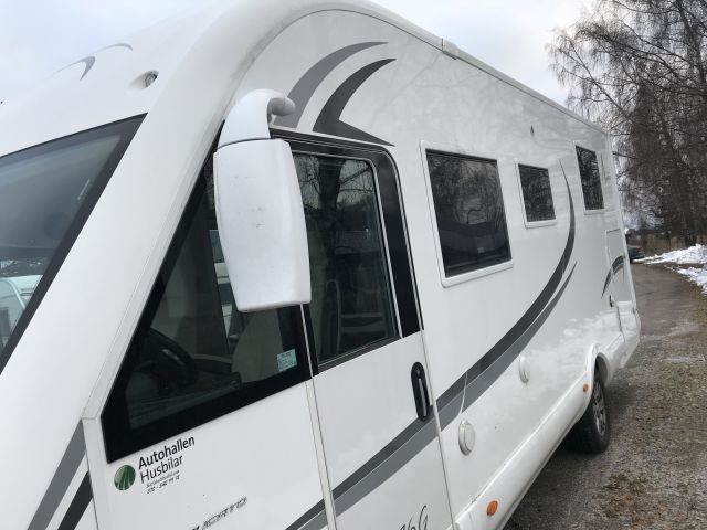 525672-15 Motorhome MC Louis Nevis 876 2014 (EMZ832)