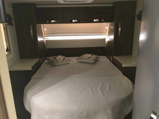 525672-31 Motorhome MC Louis Nevis 876 2014 (EMZ832)