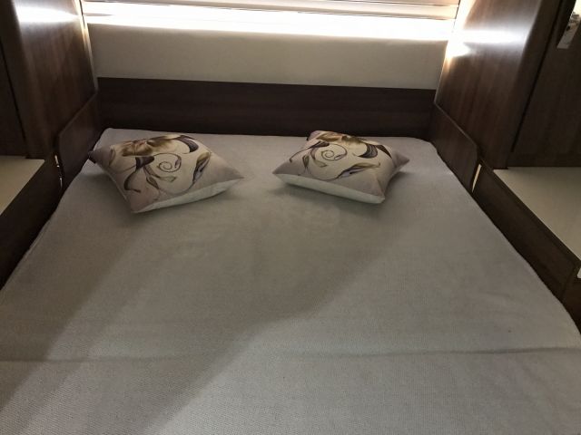 525672-32 Motorhome MC Louis Nevis 876 2014 (EMZ832)