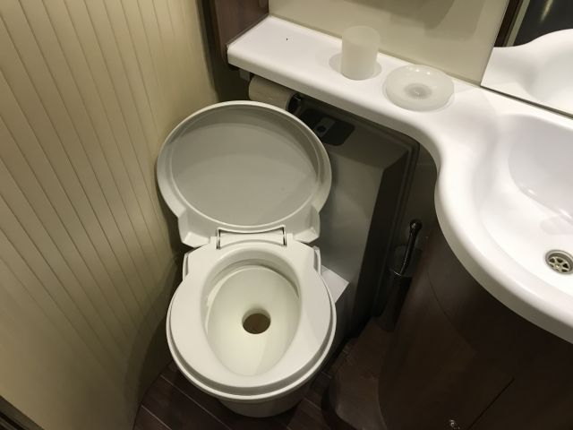 525672-37 Motorhome MC Louis Nevis 876 2014 (EMZ832)