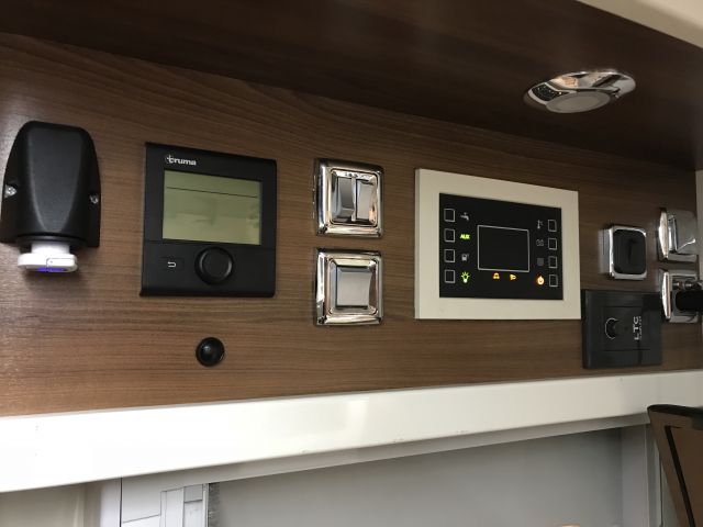 525672-44 Motorhome MC Louis Nevis 876 2014 (EMZ832)