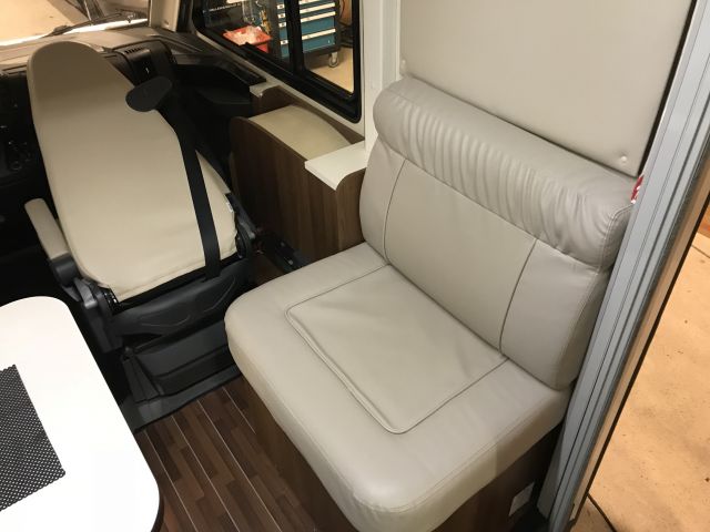 525672-25 Motorhome MC Louis Nevis 876 2014 (EMZ832)