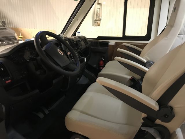 525672-45 Motorhome MC Louis Nevis 876 2014 (EMZ832)