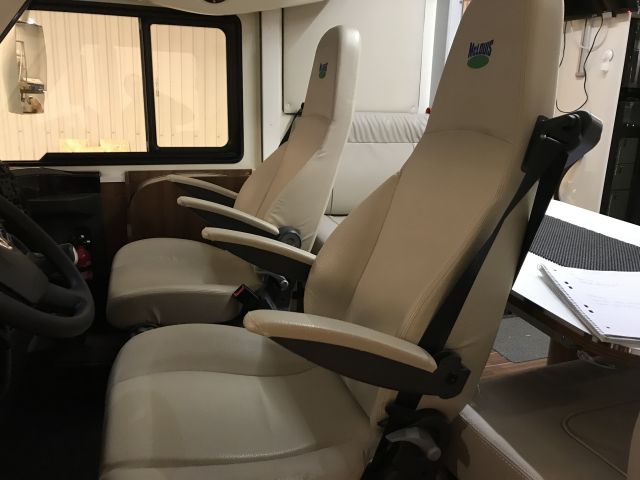 525672-46 Motorhome MC Louis Nevis 876 2014 (EMZ832)