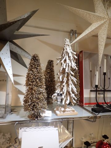 466347-12 Party with Christmas decorations