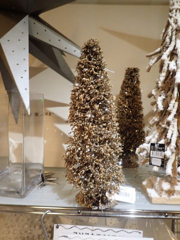 466347-13 Party with Christmas decorations