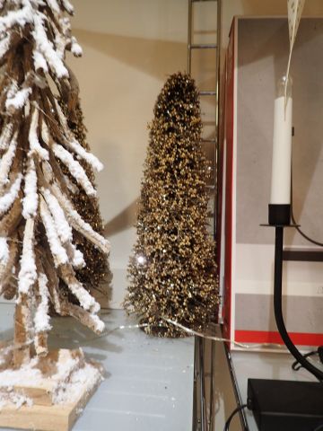 466347-15 Party with Christmas decorations