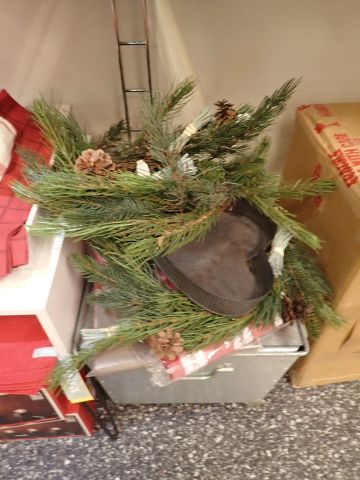 466347-31 Party with Christmas decorations