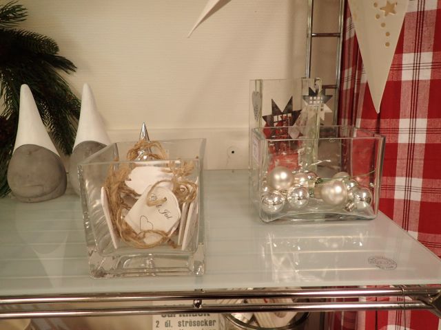 466347-36 Party with Christmas decorations