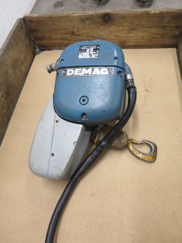 427043-2 Demag counts 500kg