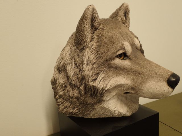 519362-3 Wolf head figurine