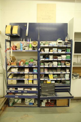 543753-1 Lagerhyllor två sektioner med innehåll, skruv, borr m.m.