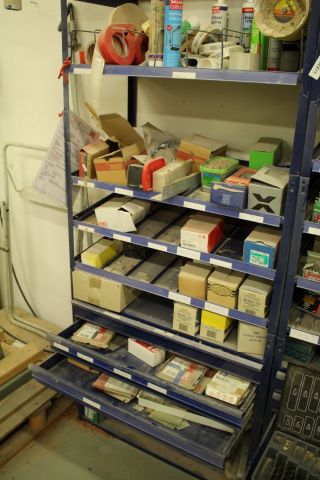 543753-2 Lagerhyllor två sektioner med innehåll, skruv, borr m.m.